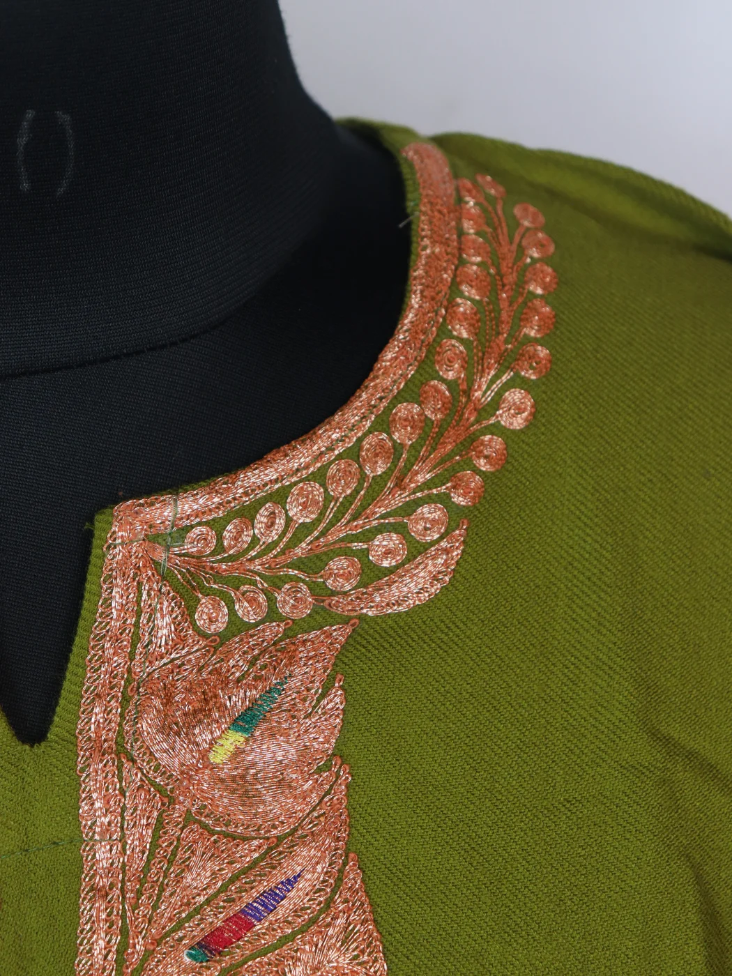 Arjumand Kashmiri Pheran in Green Cashmilon with Tilla Work – 3pc Set - Image 3