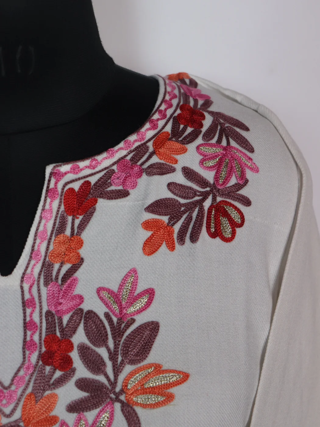 Designer Kashmiri Pheran With Sleeve Boothi Aari Embroidery in White Cashmilon | Mubashira - Image 3