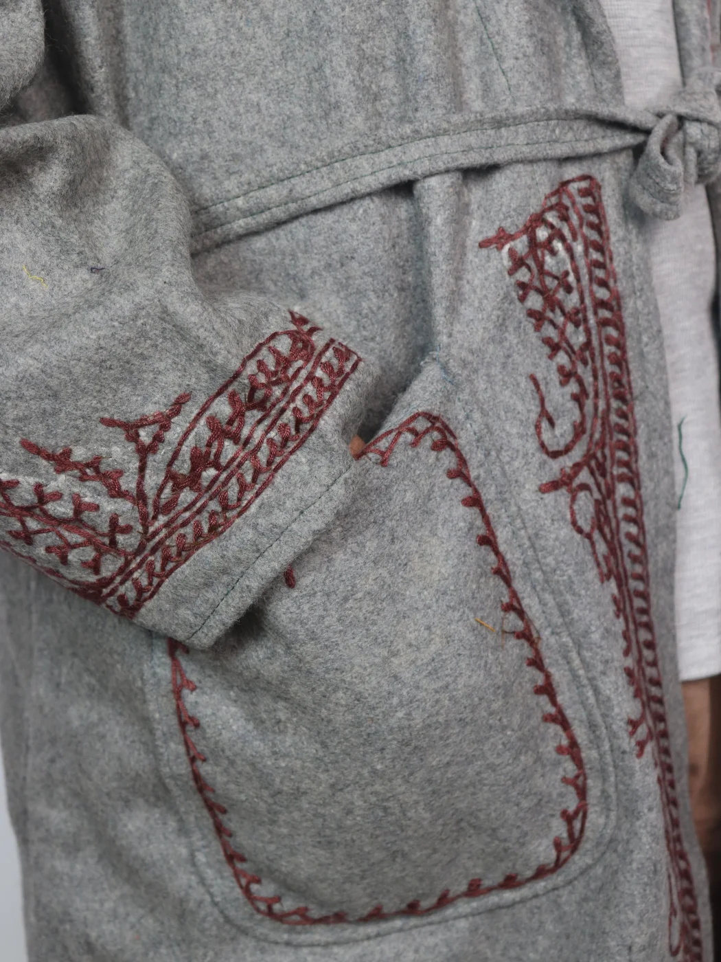Kashmiri Tweed Grey Gown for Men With Hand Aari Work Gulmarg - Image 3