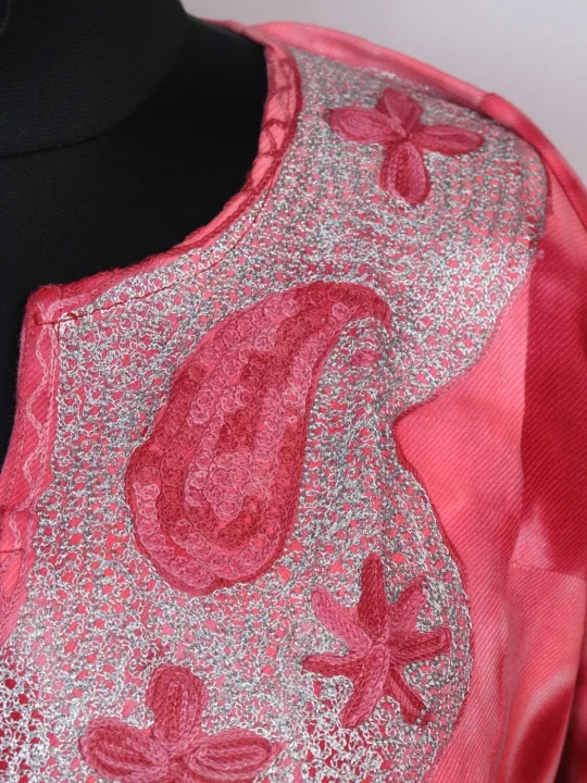 Pink Kashmiri Pheran With Aari And Zari Work In Tie n Dye Cashmilon |Rutba - Image 3
