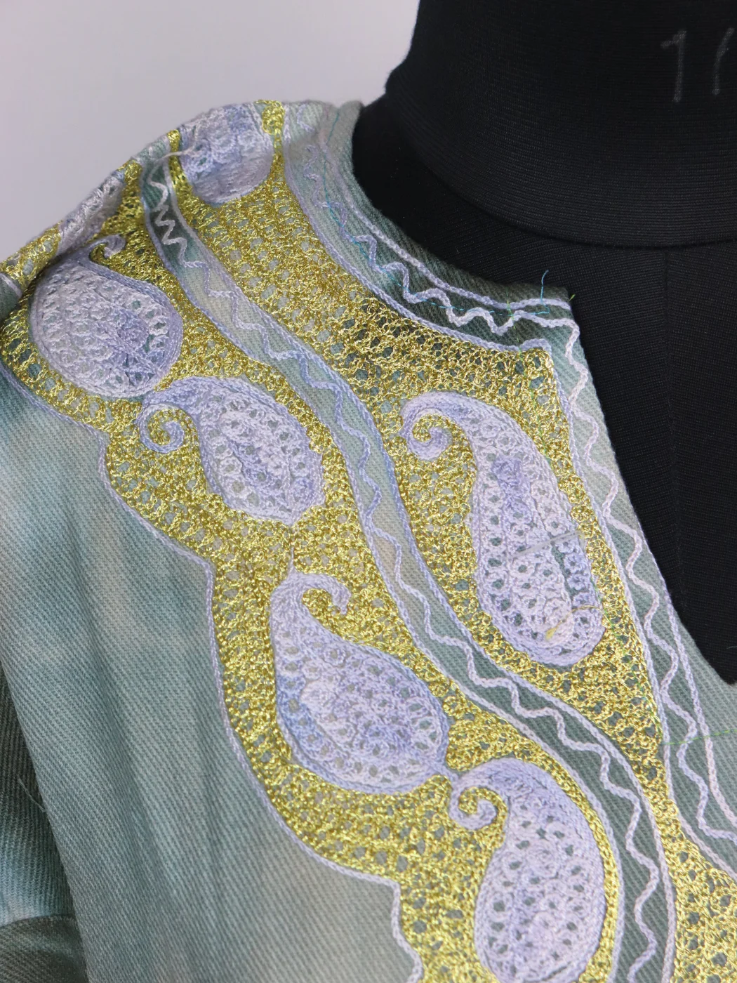 Kashmiri Pheran Rutba In Tie n Dye Cashmilon With Aari And Zari Work | Green - Image 3
