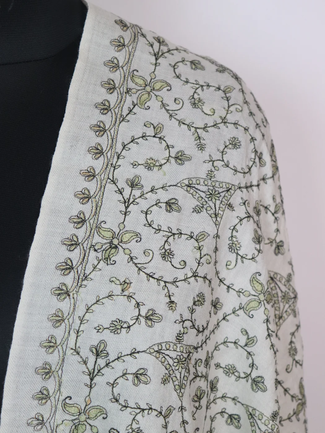 Uzma Kashmiri Stole In Toosha Wool With Sozni Work | White - Image 3